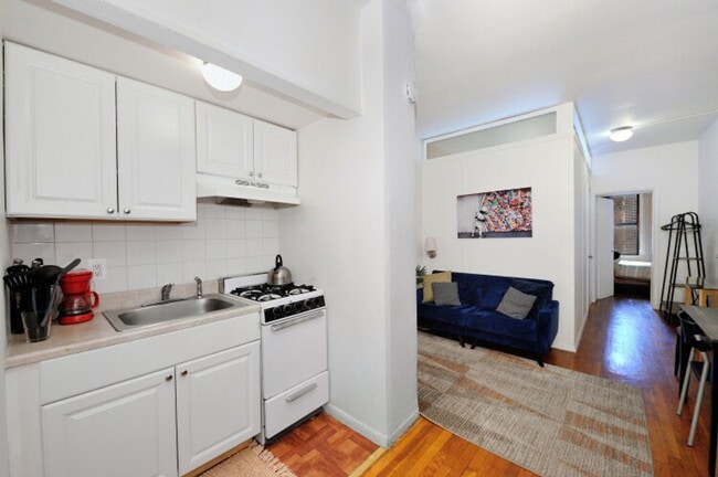 Building Photo - 348 W 36th St.