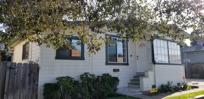 Building Photo - 809 North Rd