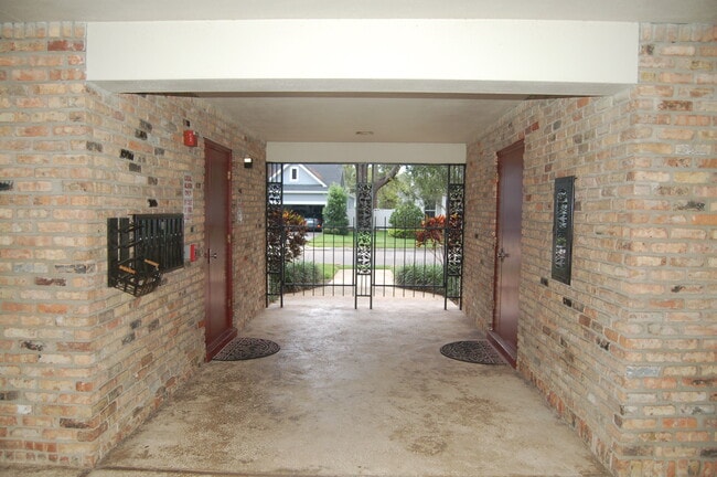 Foto del edificio - 1920 Woodcrest Dr