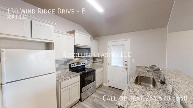 Foto del edificio - 130 Wind Ridge Dr