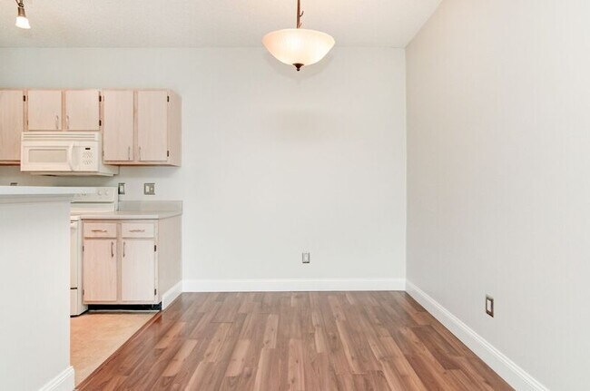 Building Photo - 2504 Grassy Point Dr