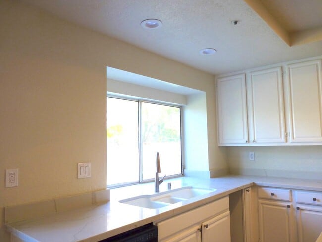 Building Photo - 703 Bahama Ln