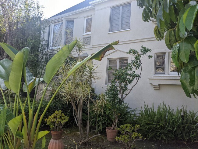 Foto del edificio - 451 N Oakhurst Dr