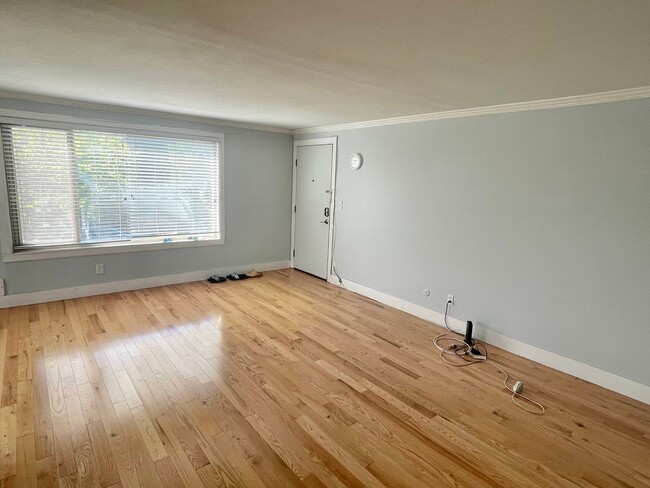 Building Photo - Wallingford 2-Bed Condo with Garage!
