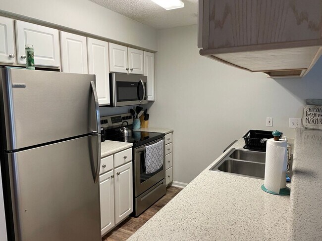 Foto del edificio - Beautiful 3 bedroom/2 bath third floor fur...