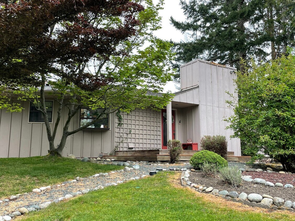 High Bank Waterfront Rambler House Rental in Coupeville, WA