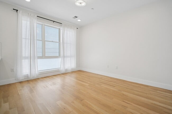 Building Photo - 382 7th St