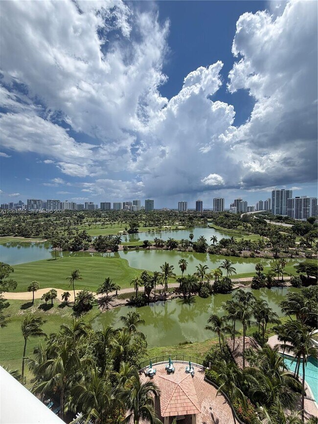 Foto del edificio - 19501 W Country Club Dr