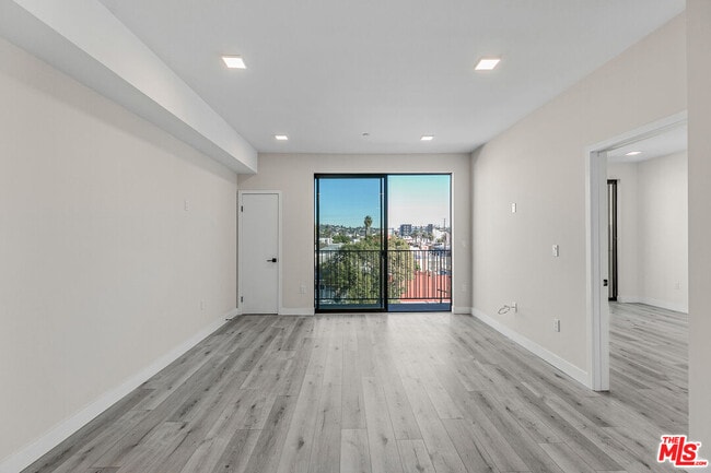 Foto del edificio - 1111 N Kenmore Ave