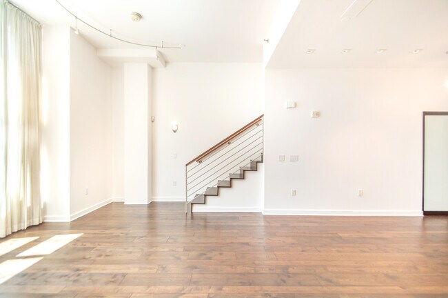 Building Photo - 207 King St