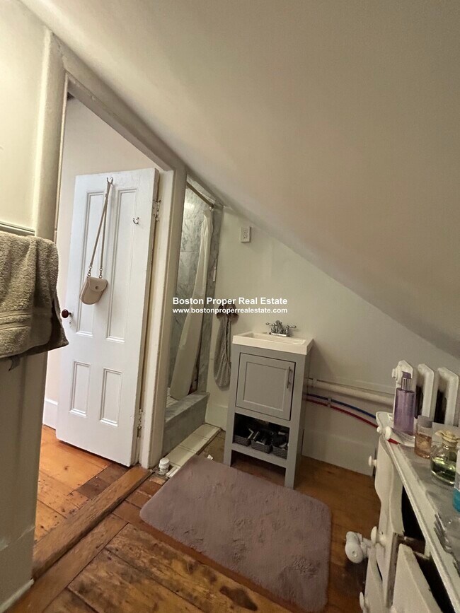 Building Photo - 32 irving St