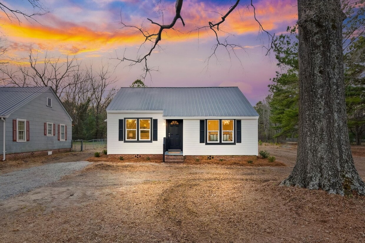 Primary Photo - Freshly Remodeled 2 bedroom 1 bath in down...