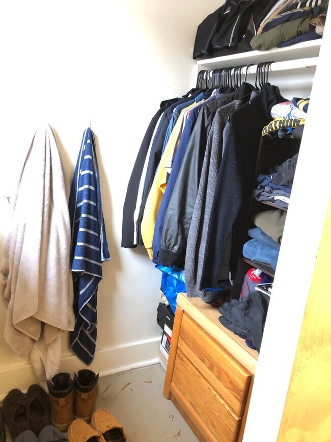 Foto del edificio - QUAINT 4 BEDROOM 2 BATHROOM PLUS OFFICE SPACE IN HEART OF OAKLAND
