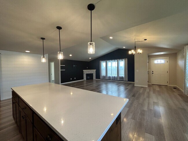 Foto del edificio - 3 Bedroom / 2 Bathroom on Corner Lot with ...
