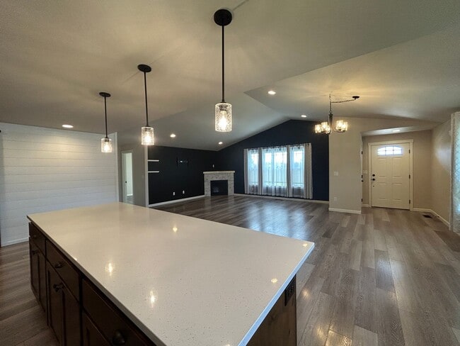 Building Photo - Corner Lot 3 Bed / 2 Bath Home with RV Parking – NW Redmond