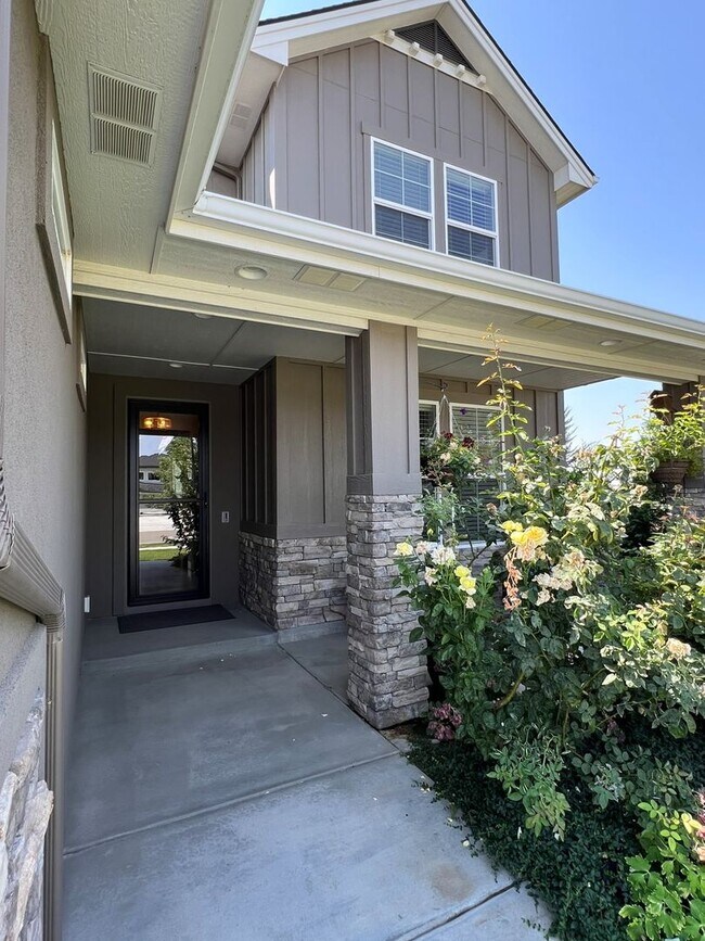 Building Photo - Beautiful custom built home with 4 bed 3.5...