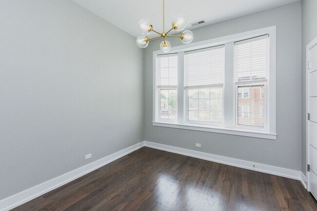 Foto del edificio - 2450 W Chicago Ave