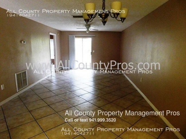Building Photo - 920 Royal Palm Dr