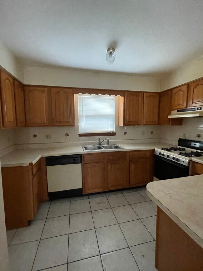 Kitchen - 921 Jackson Ave