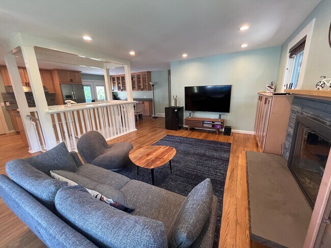 Foto del edificio - Beautiful 5-Bedroom Home in Desirable Boul...