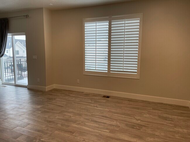Family Room - 951 W Shadow Brook Ln