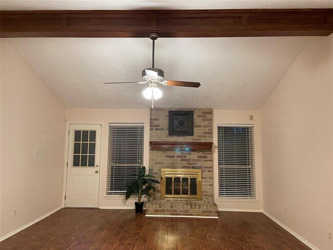 Foto del edificio - 6228 Creekside Ln