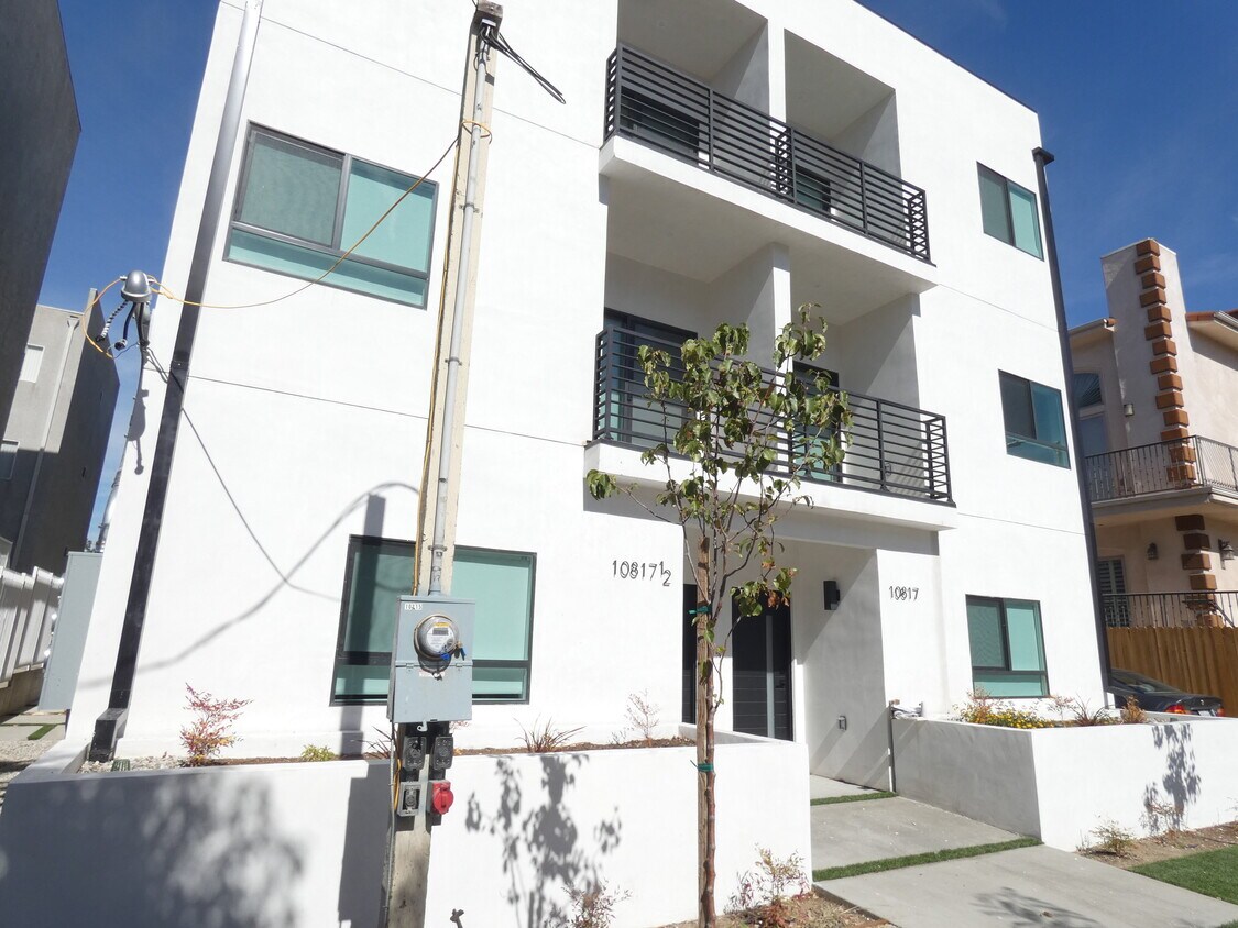 Primary Photo - 10817 Hortense St