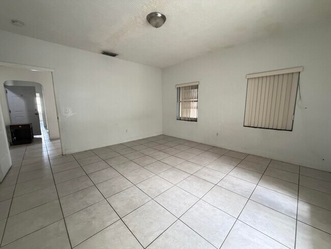 Foto del edificio - 313 N Krome Ave