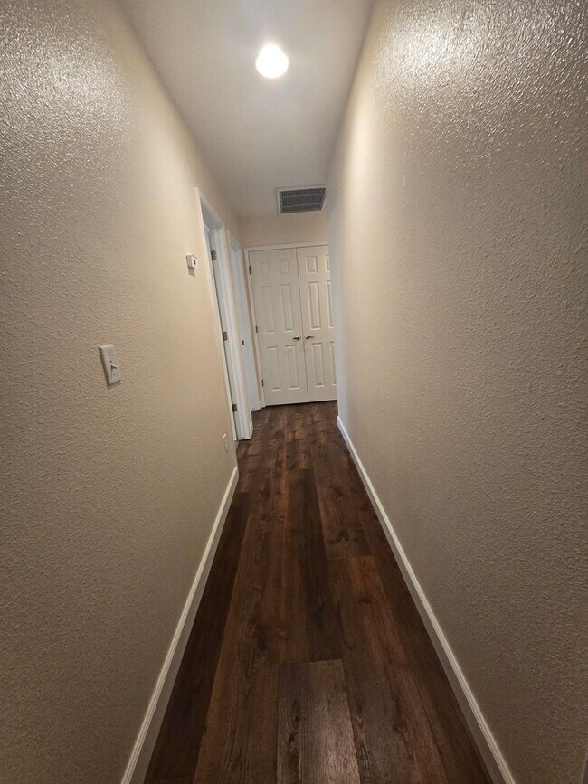 Foto del edificio - 3 BR 2 BA Available Now