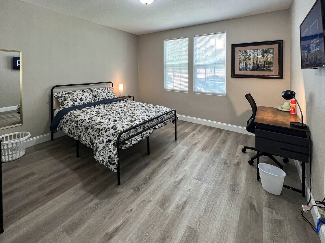 Foto principal - 704 Saint Clair St