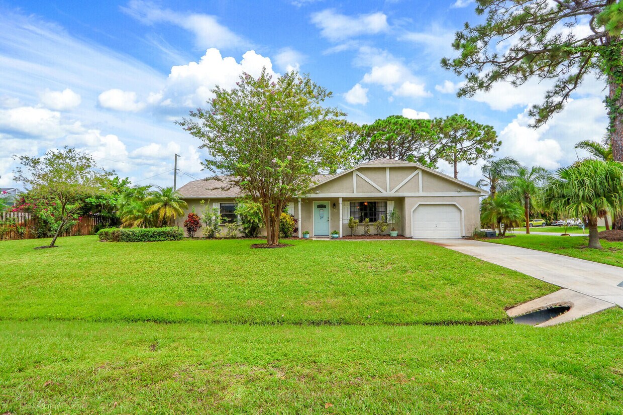 Primary Photo - 1258 SE Rickenbacker Terrace