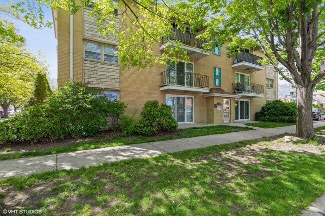 Building Photo - 5534 W Bryn Mawr Ave