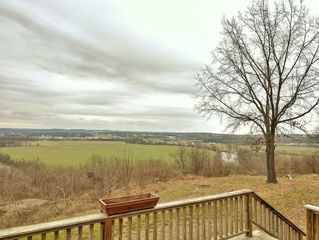 Building Photo - 2 Bedroom 2 Bathroom Overlooking the White...