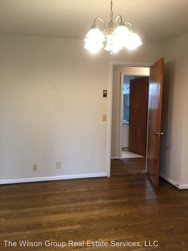 Building Photo - 2 br, 1.5 bath House - 548 Westgate Ct.
