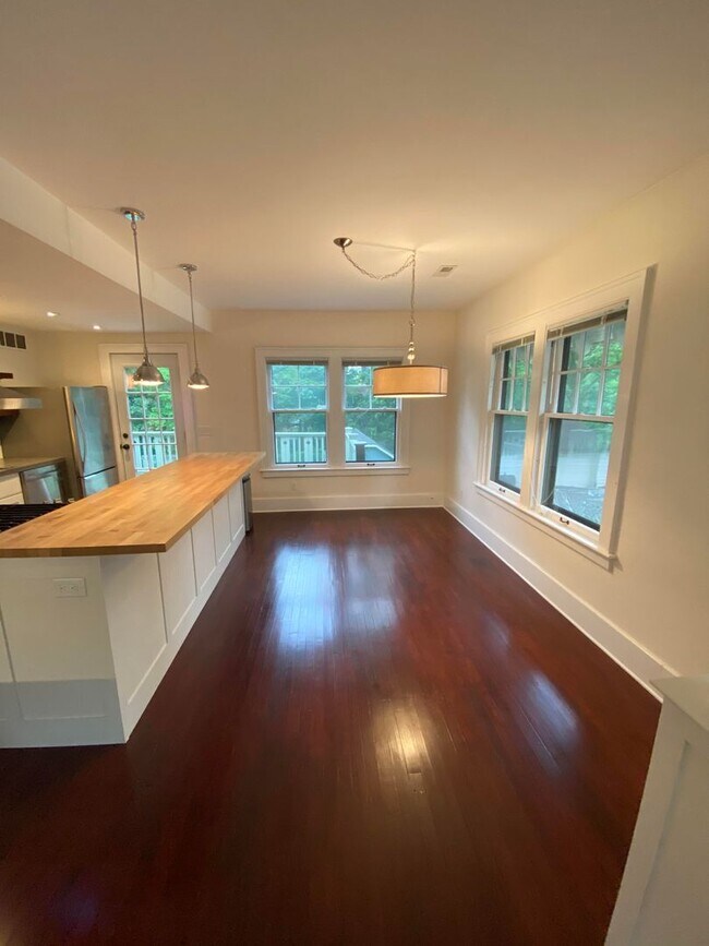 Foto del edificio - Charming 3-Bedroom, 1 1/2 Bath Upper Duplex in Beautiful Garfield Park Neighborhood