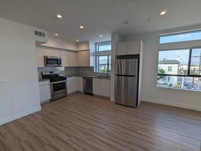 Building Photo - 338 Mariposa Ave