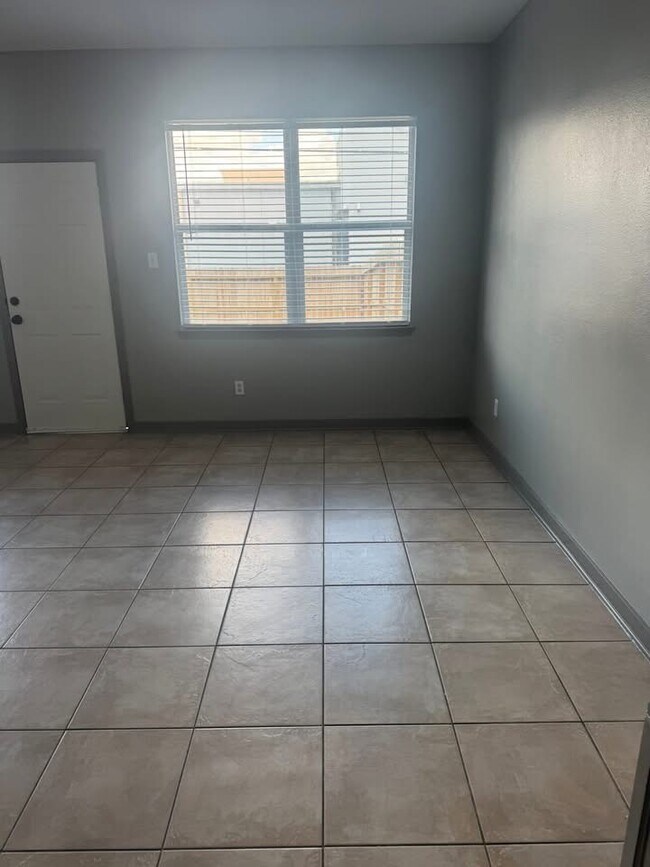 Foto del edificio - 6439 Waldron Dr