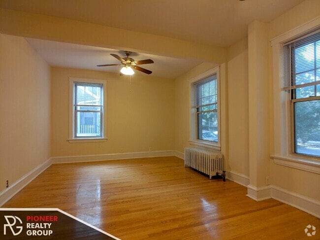 Building Photo - 1615 W Berteau Ave