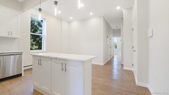 Building Photo - 386 Chauncey St