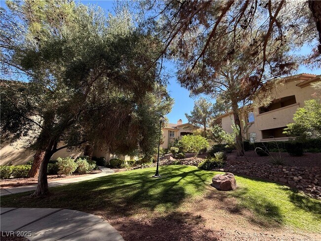 Foto del edificio - 2050 W Warm Springs Rd