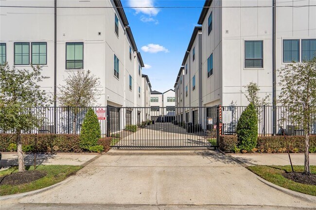 Building Photo - 2806 Grand Fountains Dr