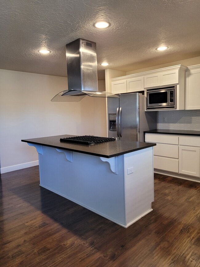 Building Photo - 3170 NE Coho St