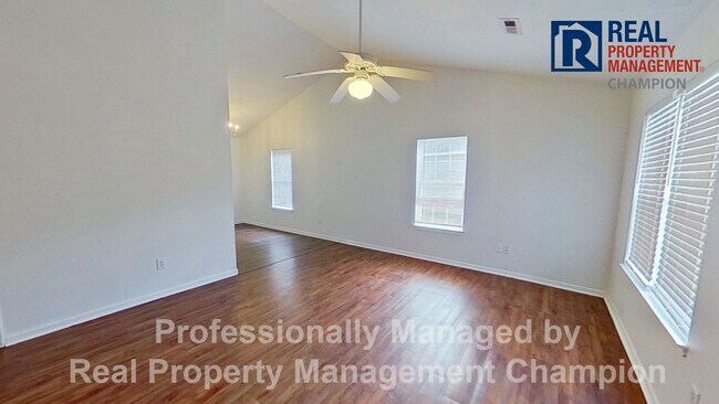 Building Photo - 3 BD/2BA Home with Sunny Floorplan and Eat-in Kitchen
