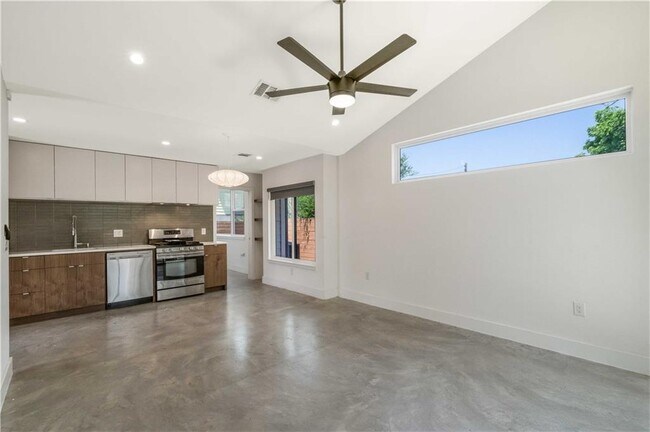 Building Photo - 1806 Loreto Dr