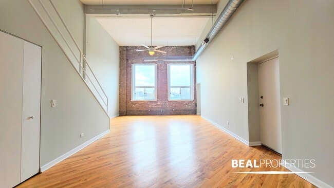 Building Photo - 2320 N Damen Ave