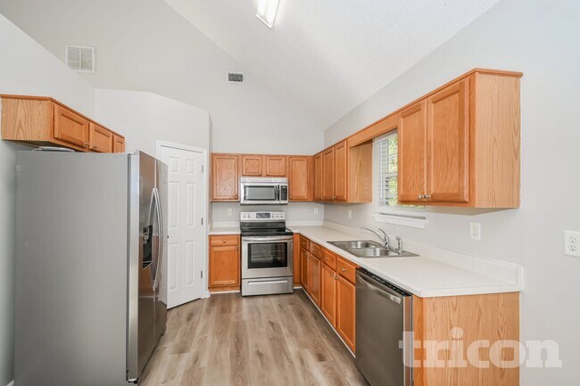 Building Photo - 665 Skyline Dr