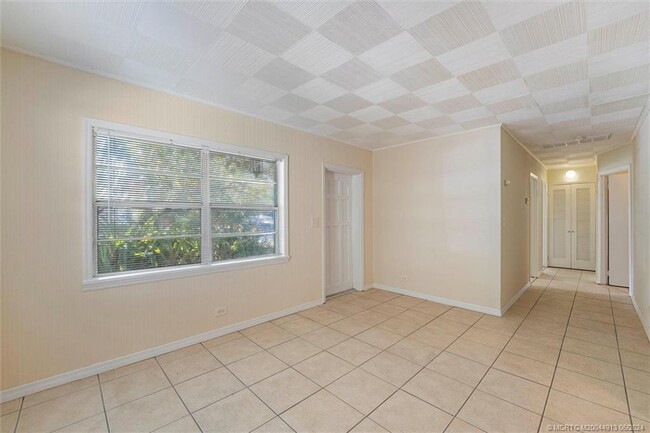 Foto del edificio - 1050 NE Wright Ave