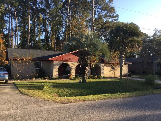 Foto del edificio - Pet Friendly! Three-bedroom Duplex Ranch Home in Surfside Beach! East of 17!