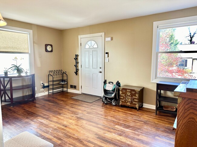 Building Photo - 4 Bed + 2 Bath - Screened in Porch! Pets W...