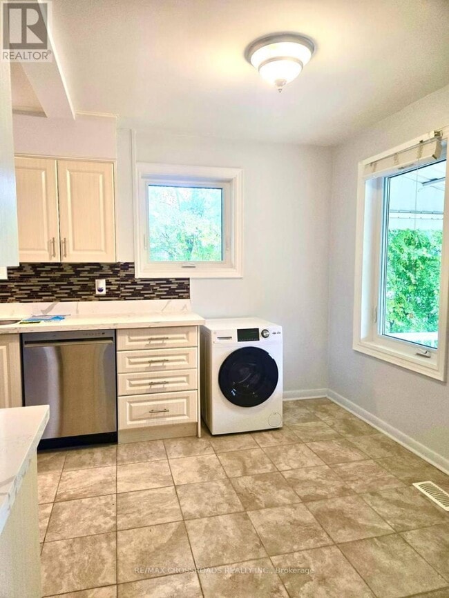Building Photo - 407 Marybay Crescent